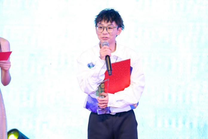 93AEFB88594848EFD7A6C8ED5B4_F82E32C3_6822